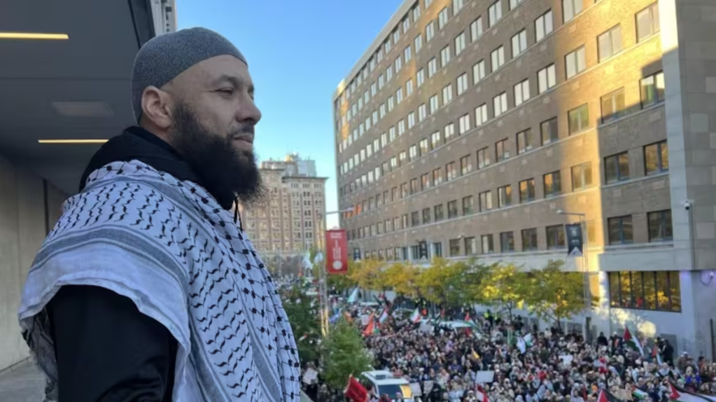 Adil Charkaoui lors d'une manifestation pro-palestinienne à Montréal